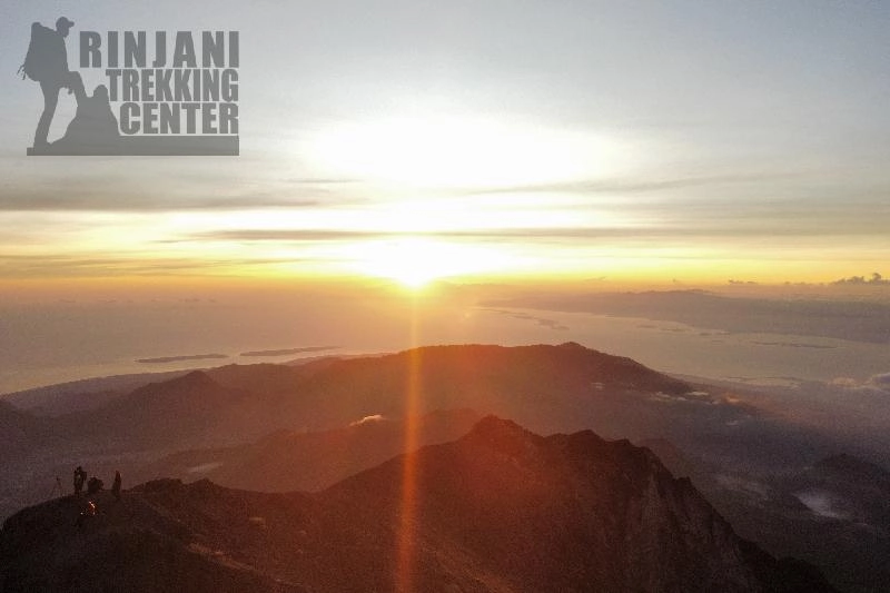 พระอาทิตย์ขึ้นจากยอดเขา Rinjani